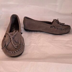Minnetonka Kilty Hardsole Moccassin, 8M, Grey